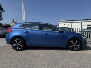 2017 Volvo V40 2.0 R-Design D2 in Blue — image 6