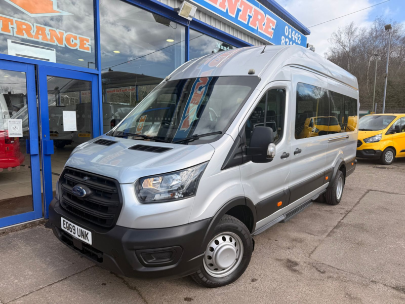 2019 Ford Transit 2.0 460 Ecoblue Trend 17 Seater Minibus 5dr Diesel Manual Rwd L4 H3 Euro 6 130 Ps in Silver — image 1