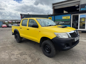 2012 Toyota Hilux 2.5 D-4d Hl2 4WD Euro 5 4dr in Yellow — image 2