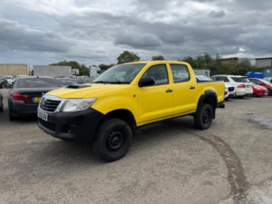 2012 Toyota Hilux 2.5 D-4d Hl2 4WD Euro 5 4dr in Yellow — image 3