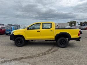 2012 Toyota Hilux 2.5 D-4d Hl2 4WD Euro 5 4dr in Yellow — image 4