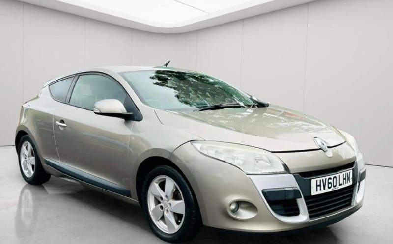 2011 Renault Megane 1.6 16v Dynamique Tomtom Euro 5 3dr in Beige — image 1