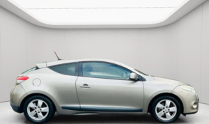 2011 Renault Megane 1.6 16v Dynamique Tomtom Euro 5 3dr in Beige — image 4
