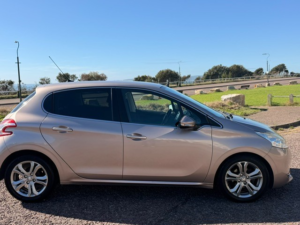 2014 Peugeot 208 1.2 Vti Puretech Allure in Pink — image 5