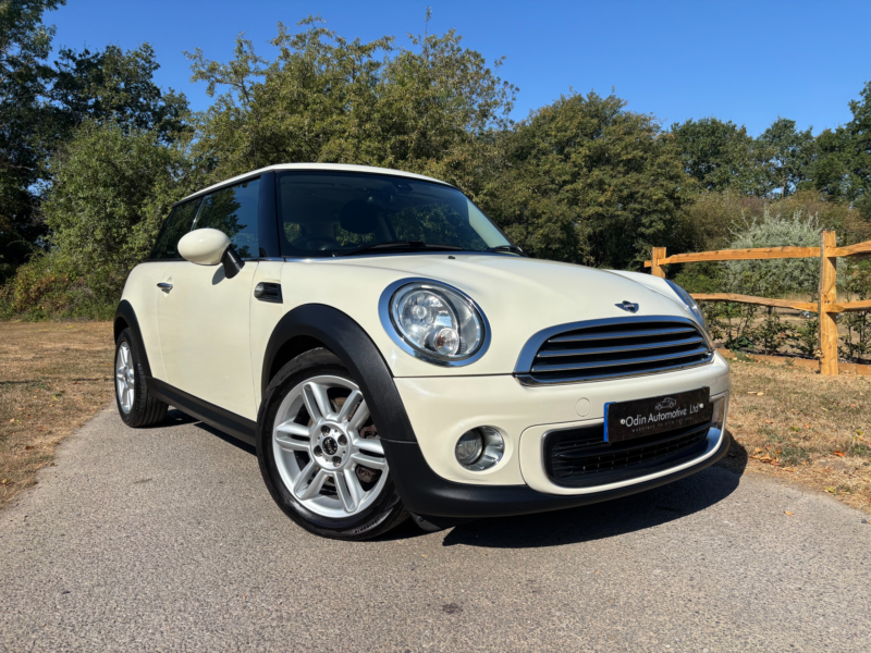 2013 MINI Hatch 1.6 One Hatchback 3dr Petrol Manual Euro 5 (98 Ps) in White — image 1
