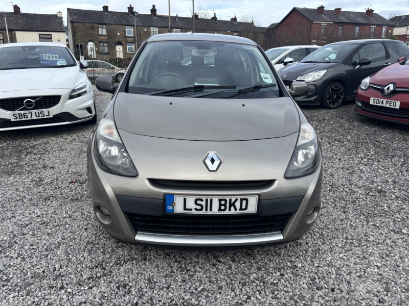 2011 Renault Clio 1.2 Tce Dynamique Tomtom in Beige — image 1