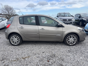 2011 Renault Clio 1.2 Tce Dynamique Tomtom in Beige — image 4