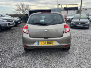 2011 Renault Clio 1.2 Tce Dynamique Tomtom in Beige — image 5