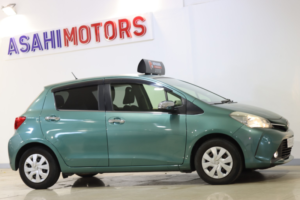 2015 Toyota Yaris 1.33 Dual Vvt-I Excel Hatchback 5dr Petrol Multidrive S Euro 5 Euro 5 (99 Ps) in Green — image 2