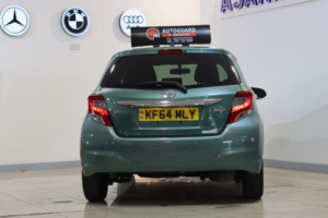 2015 Toyota Yaris 1.33 Dual Vvt-I Excel Hatchback 5dr Petrol Multidrive S Euro 5 Euro 5 (99 Ps) in Green — image 4