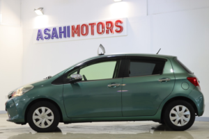 2015 Toyota Yaris 1.33 Dual Vvt-I Excel Hatchback 5dr Petrol Multidrive S Euro 5 Euro 5 (99 Ps) in Green — image 5