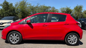 2012 Toyota Yaris 1.33 Dual Vvt-I Tr Euro 5 5dr in Red — image 6