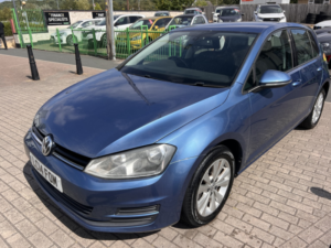 2014 Volkswagen Golf 1.6 Tdi Bluemotion Tech Se in Blue — image 2