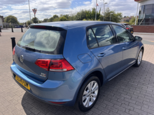 2014 Volkswagen Golf 1.6 Tdi Bluemotion Tech Se in Blue — image 3