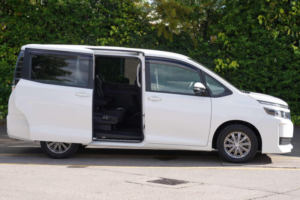 2016 Toyota Voxy 2.0 X 4WD 5dr 7 Seats in White — image 3