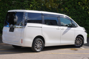 2016 Toyota Voxy 2.0 X 4WD 5dr 7 Seats in White — image 4