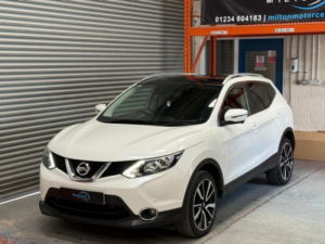 2016 Nissan Qashqai 1.2 Dig-T Tekna 2WD Euro 6 (s/s) 5dr in White — image 4