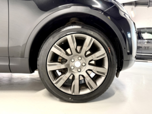 2017 Land Rover Discovery 3.0 Td V6 Hse Luxury in Black — image 5