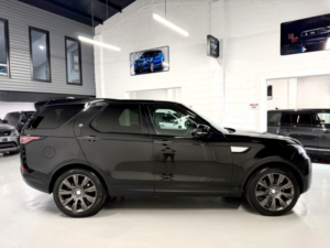 2017 Land Rover Discovery 3.0 Td V6 Hse Luxury in Black — image 6
