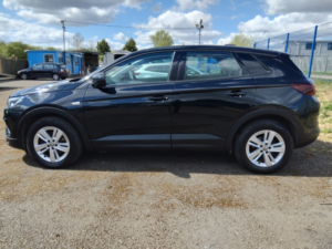 2019 Vauxhall Grandland X 1.5 Turbo D Blueinjection Se in Black — image 5