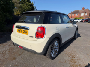 2017 MINI Hatch 1.5 Cooper 3-Door Hatch in White — image 6