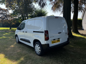 2022 Citroen Berlingo 1.5 Bluehdi 1000 Enterprise M Pro Panel Van,5 Door,fsh in White — image 4