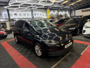 2017 Volkswagen Touran 2.0 Tdi Se Family in Black — image 2