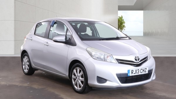 2013 Toyota Yaris 1.33 Dual Vvt-I Tr Hatchback 5dr Petrol Manual Euro 5 (101 Ps) in Silver — image 1