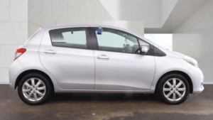 2013 Toyota Yaris 1.33 Dual Vvt-I Tr Hatchback 5dr Petrol Manual Euro 5 (101 Ps) in Silver — image 5