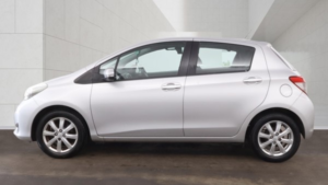 2013 Toyota Yaris 1.33 Dual Vvt-I Tr Hatchback 5dr Petrol Manual Euro 5 (101 Ps) in Silver — image 6