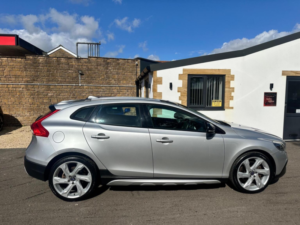 2016 Volvo V40 Cross Country 2.0 D2 Lux Nav Auto Euro 6 (s/s) 5dr in Silver — image 3