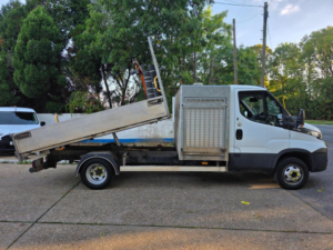 2018 Iveco Daily 3.0d Hpi 15v 50c 3000 Tipper With Crane in White — image 2