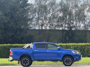 2017 Toyota Hilux 2.4 D-4d Invincible X Auto 4WD Euro 6 4dr (tss) in Blue — image 2