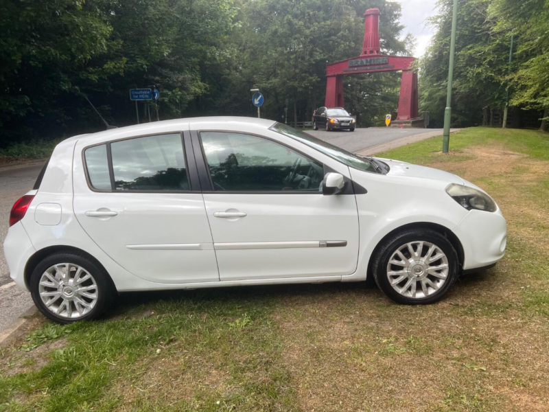 2012 Renault Clio 1.5 Dci Dynamique Tomtom in White — image 1