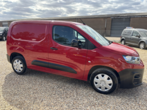 2022 Citroen Berlingo 1.5 Bluehdi 1000 Enterprise M Pro in Red — image 2
