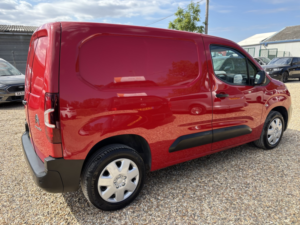 2022 Citroen Berlingo 1.5 Bluehdi 1000 Enterprise M Pro in Red — image 3