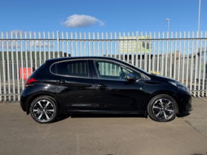 2018 Peugeot 208 1.2 Puretech Tech Edition Hatchback 5dr Petrol Manual Euro 6 (s/s) (82 Ps) in Black — image 3