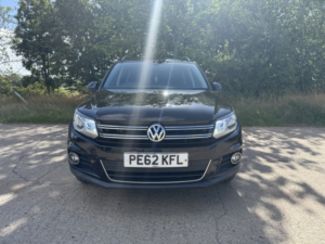 2012 Volkswagen Tiguan 2.0 Tdi Bluemotion Tech Se in Black — image 4