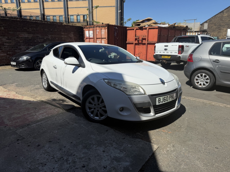 2010 Renault Megane 2.0 16v Privilege Tomtom in White — image 1