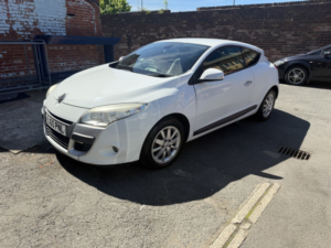 2010 Renault Megane 2.0 16v Privilege Tomtom in White — image 3