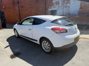 2010 Renault Megane 2.0 16v Privilege Tomtom in White — image 4