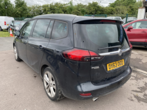 2013 Vauxhall Zafira Tourer 2.0 Cdti Sri * 7 Seater * Last Lady Owner 11.5 Years * in Black — image 4