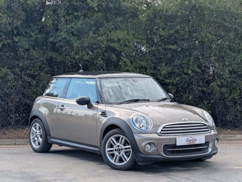 2012 MINI Hatch Cooper 2012 1.6 Automatic 18,000 Miles in Silver — image 1