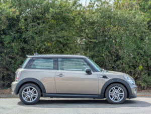 2012 MINI Hatch Cooper 2012 1.6 Automatic 18,000 Miles in Silver — image 3