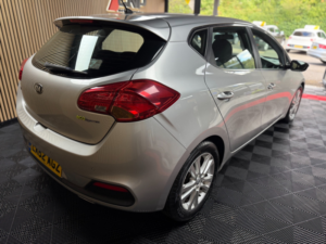 2013 Kia Ceed 1.6 Crdi Ecodynamics 2 Hatchback 5dr Diesel Manual Euro 5 (s/s) (126 Bhp) in Silver — image 3
