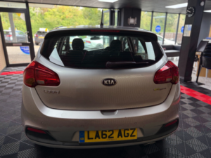 2013 Kia Ceed 1.6 Crdi Ecodynamics 2 Hatchback 5dr Diesel Manual Euro 5 (s/s) (126 Bhp) in Silver — image 4