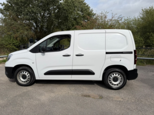 2023 Vauxhall Combo 1.5 Combo Prime 1.5d 100 M6 L1h1 2300 Panel Van in White — image 6