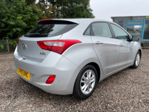 2015 Hyundai I30 1.6 Crdi Blue Drive Se Hatchback 5dr Diesel Manual Euro 6 (s/s) (110 Ps) in Silver — image 3
