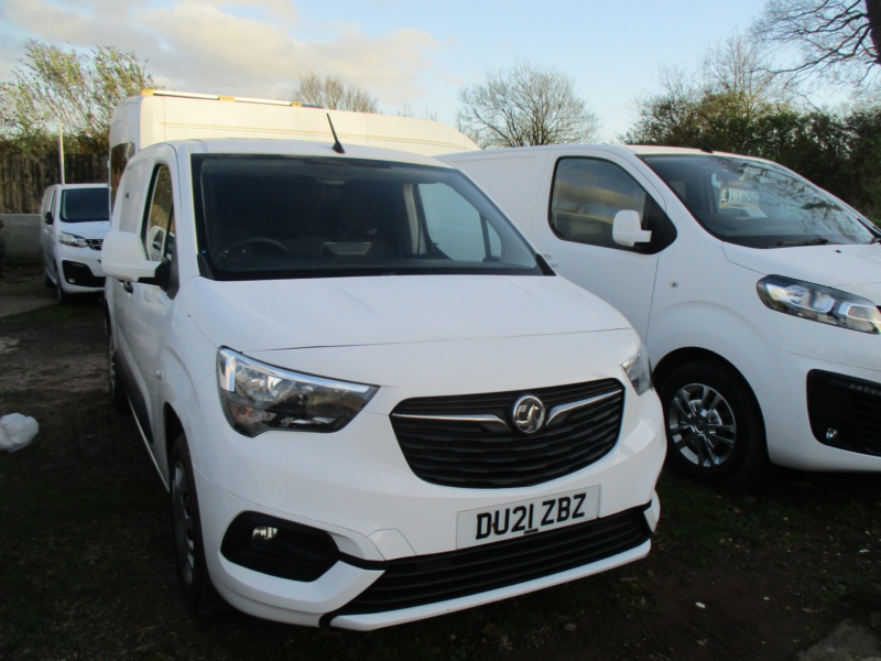 2021 Vauxhall Combo 1.5 Turbo D 2300 Sportive in White — image 1