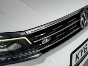 2017 Volkswagen Tiguan 2.0 Tdi R-Line in White — image 4